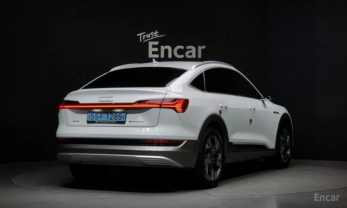 Фото 2 - Audi e-tron