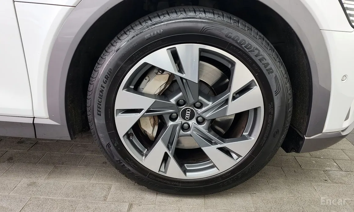 Фото 5 - Audi e-tron