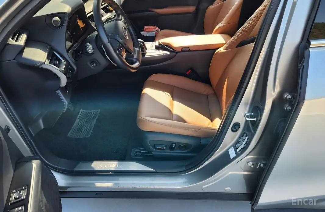 Фото 10 - Lexus UX