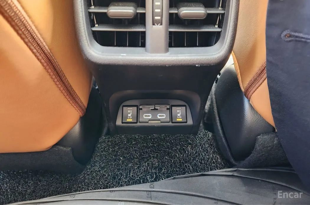 Фото 17 - Lexus UX