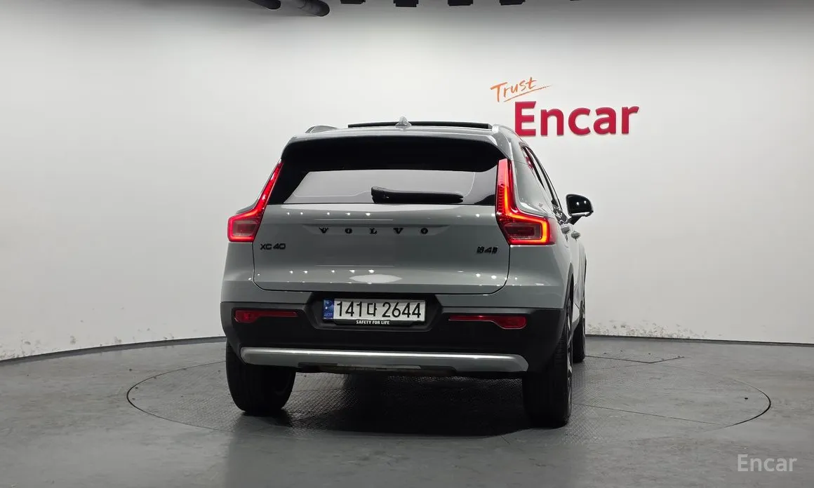 Фото 4 - Volvo XC40