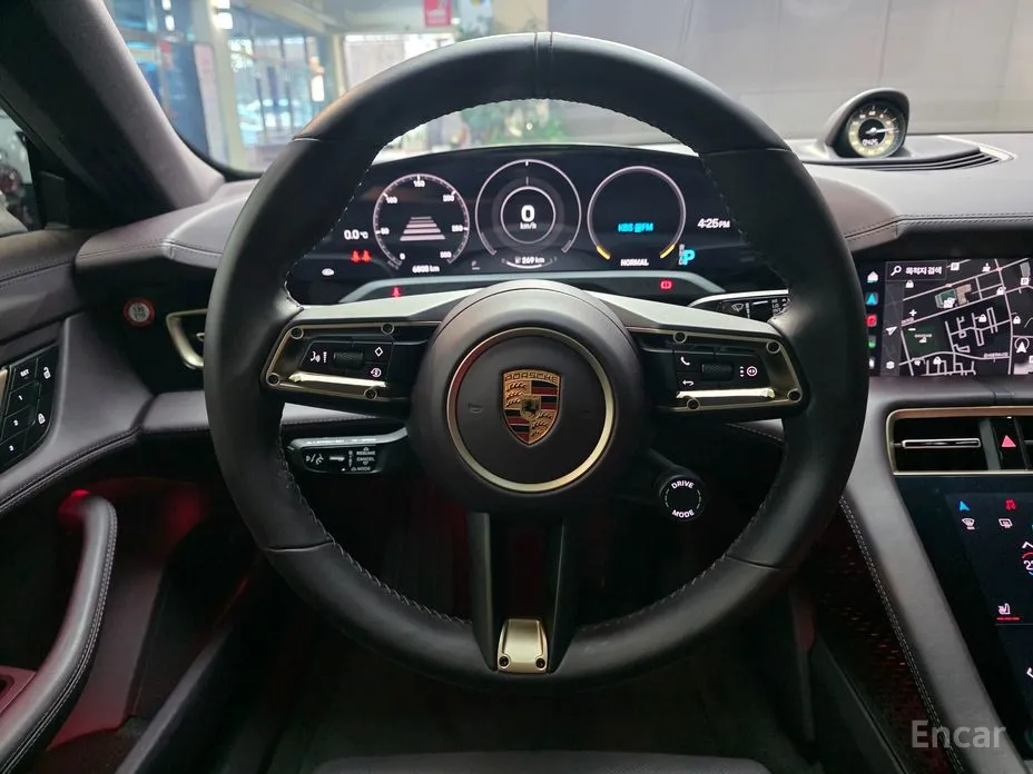 Фото 18 - Porsche Taycan