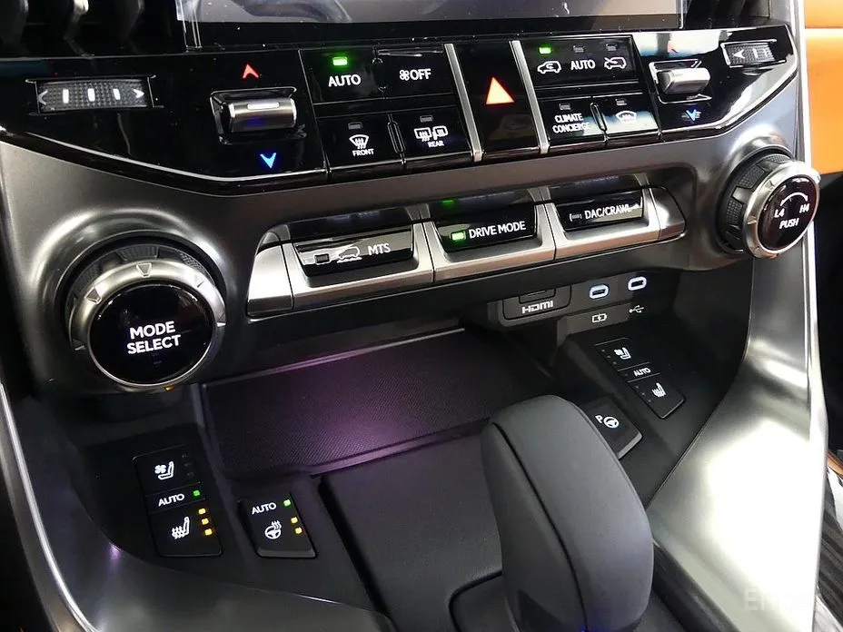 Фото 16 - Lexus LX