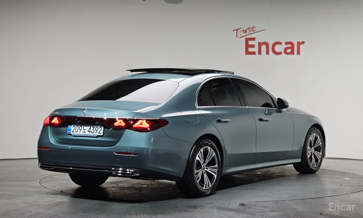 Фото 2 - Mercedes-Benz E-Class