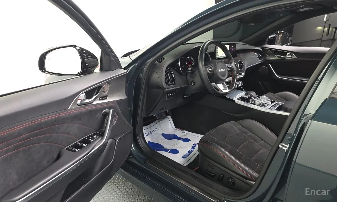 Photo 10 - Kia Stinger