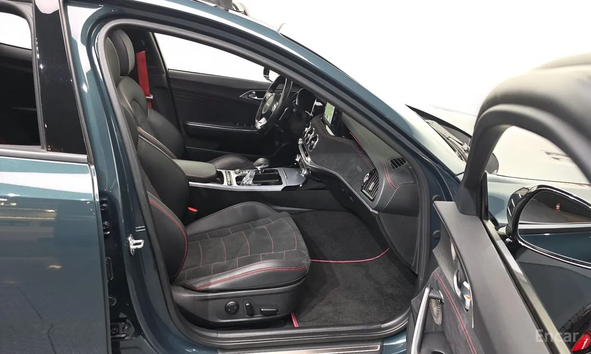 Photo 11 - Kia Stinger