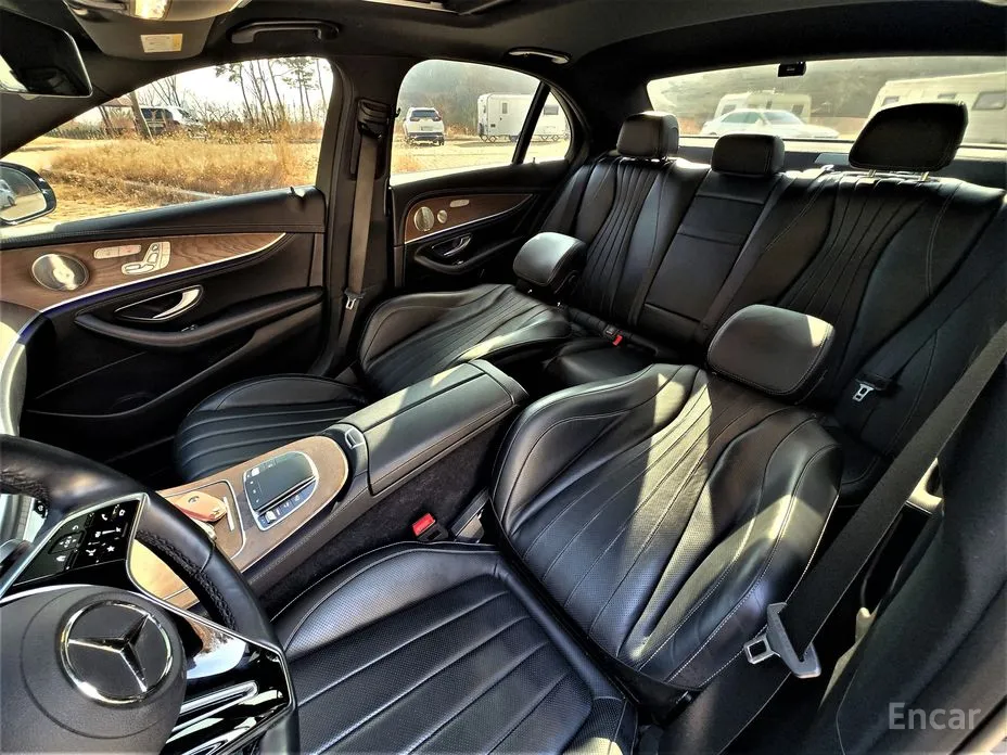 Фото 10 - Mercedes-Benz E-Class