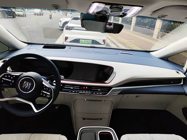 Photo 3 - Buick GL8 Century