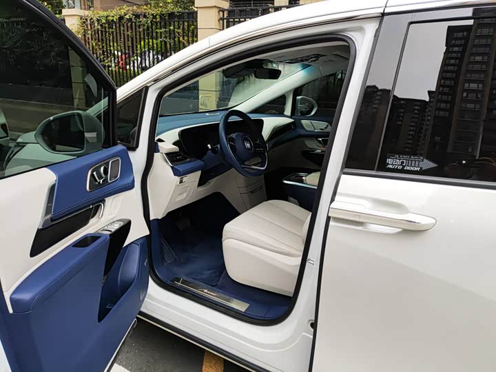 Photo 7 - Buick GL8 Century