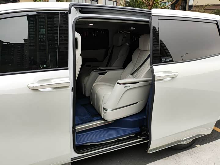 Photo 8 - Buick GL8 Century