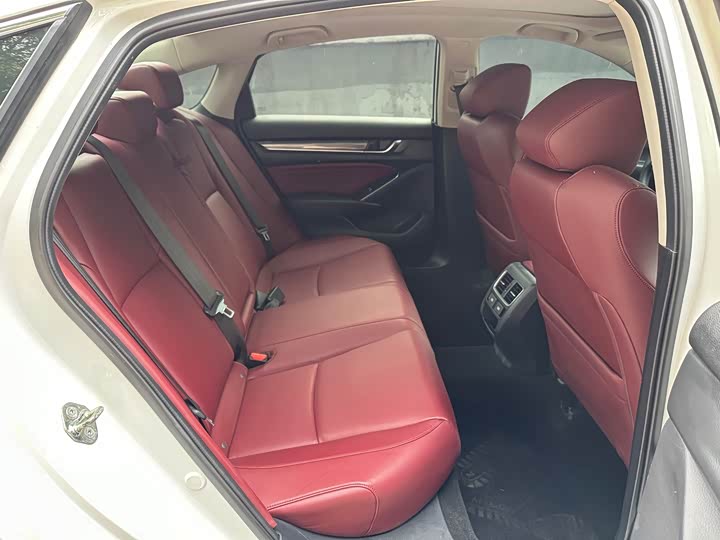 Фото 4 - Honda Accord