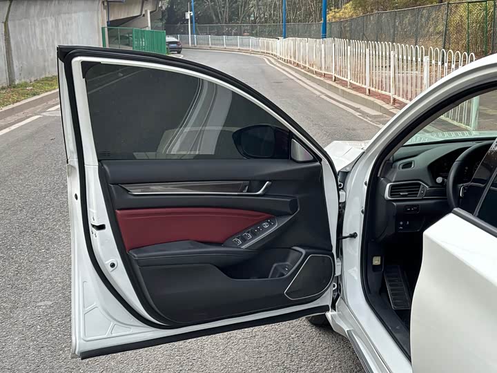 Фото 8 - Honda Accord