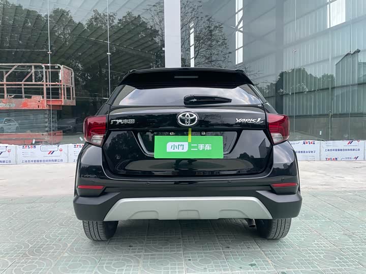 Фото 4 - Toyota Yaris L Hatchback