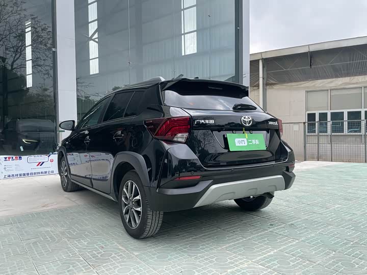 Фото 6 - Toyota Yaris L Hatchback