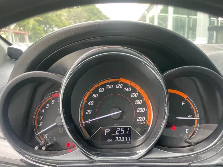 Фото 7 - Toyota Yaris L Hatchback