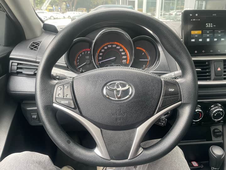 Фото 8 - Toyota Yaris L Hatchback