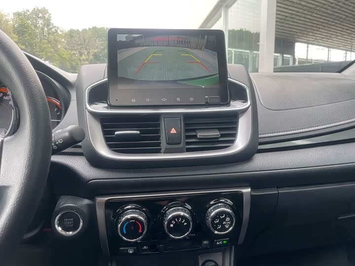 Фото 9 - Toyota Yaris L Hatchback