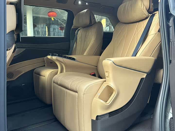 Фото 7 - Denza D9