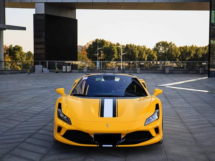 Фото 2 - Ferrari F8