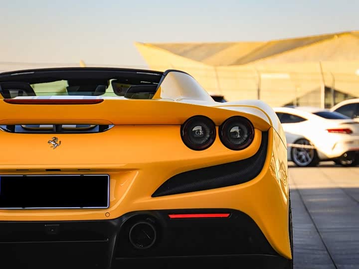 Фото 3 - Ferrari F8