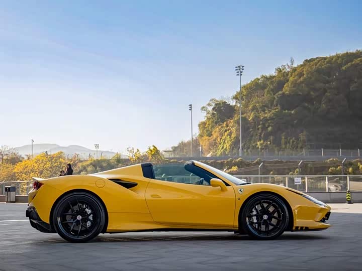 Фото 4 - Ferrari F8