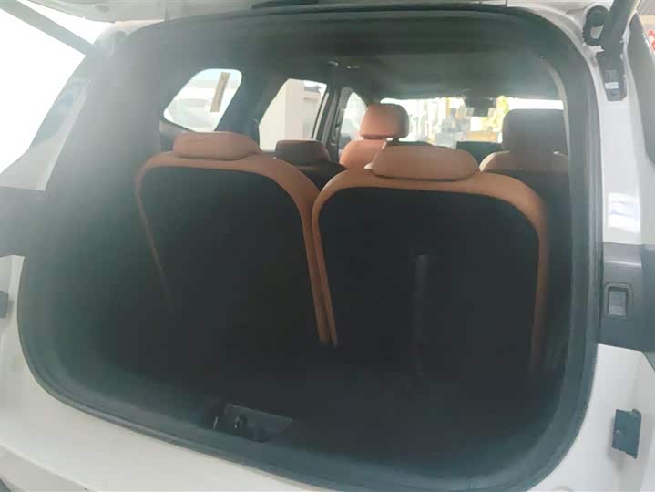 Фото 4 - Geely Atlas L