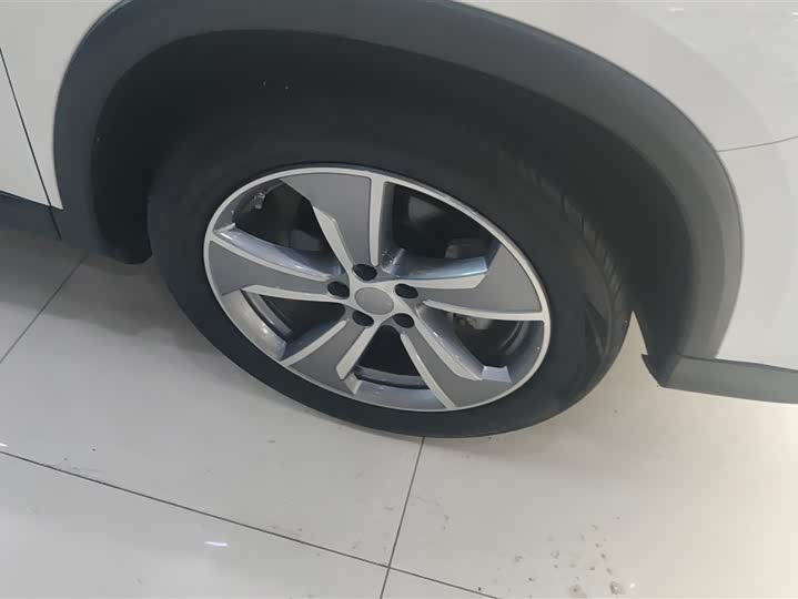 Фото 6 - Geely Atlas L