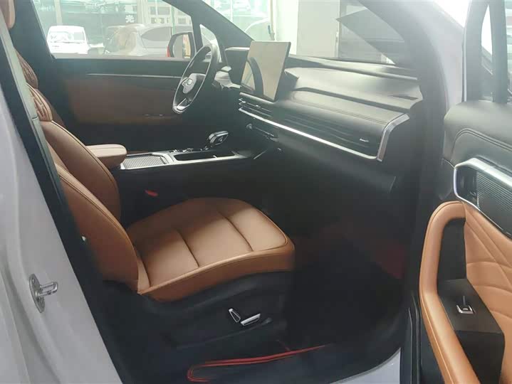 Фото 8 - Geely Atlas L