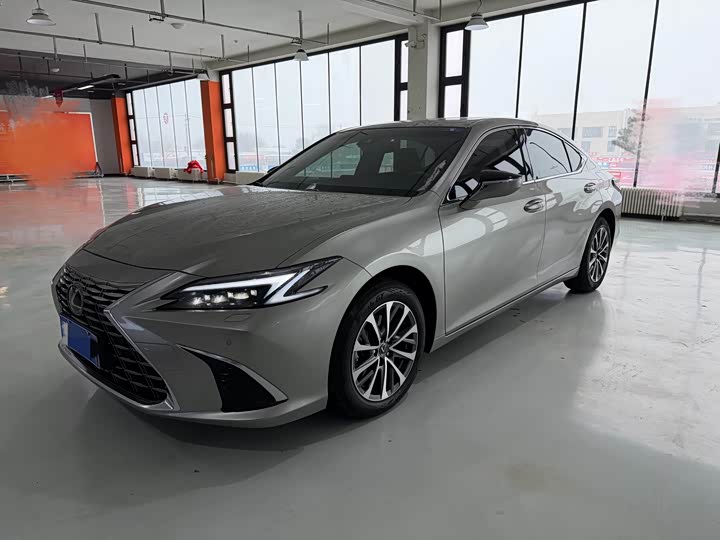 Фото 1 - Lexus ES