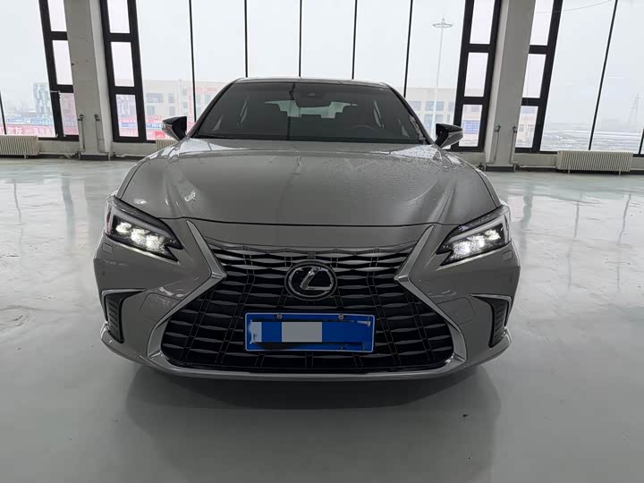 Фото 2 - Lexus ES