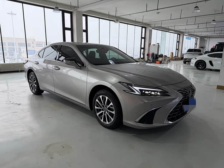 Фото 3 - Lexus ES