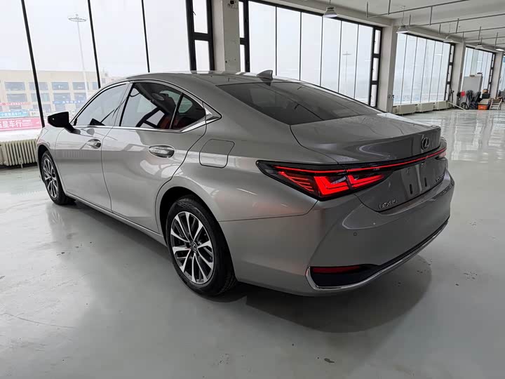 Фото 4 - Lexus ES