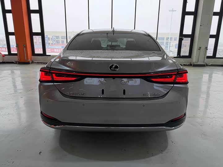 Фото 5 - Lexus ES