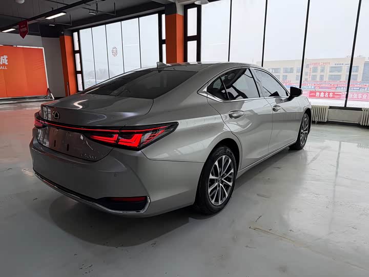 Фото 6 - Lexus ES