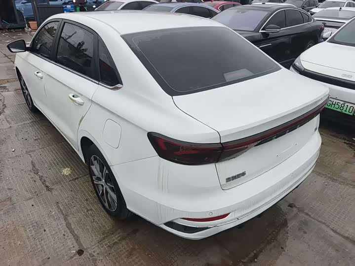 Фото 9 - Geely Emgrand