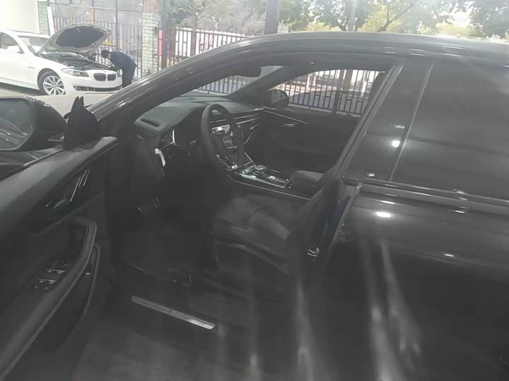 Фото 3 - Audi Q8