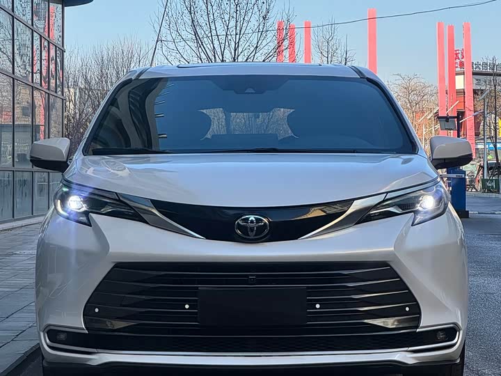 Фото 1 - Toyota Sienna