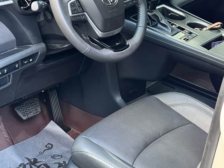 Фото 4 - Toyota Sienna