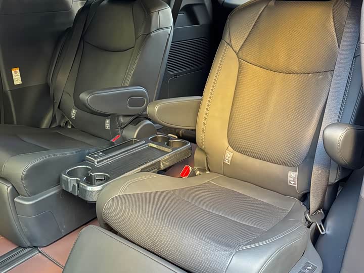 Фото 9 - Toyota Sienna