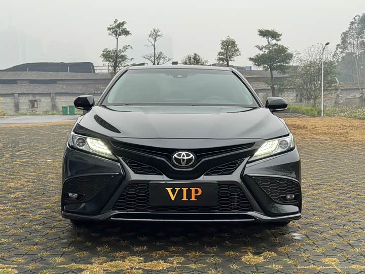 Фото 2 - Toyota Camry