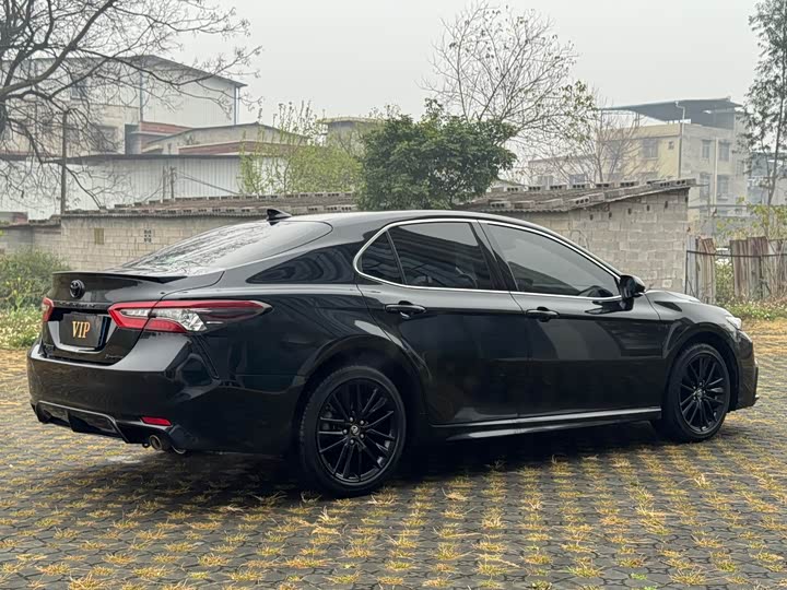 Фото 4 - Toyota Camry