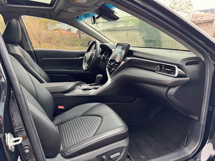 Фото 8 - Toyota Camry