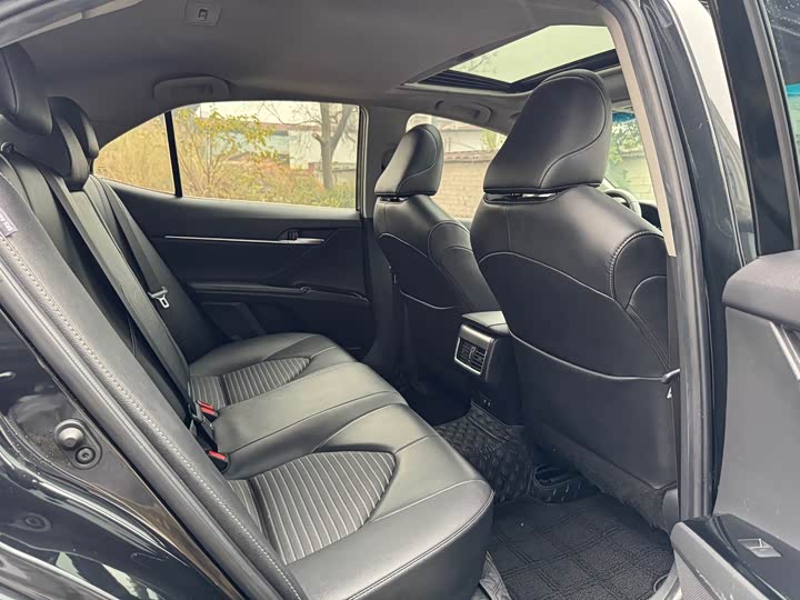 Фото 9 - Toyota Camry