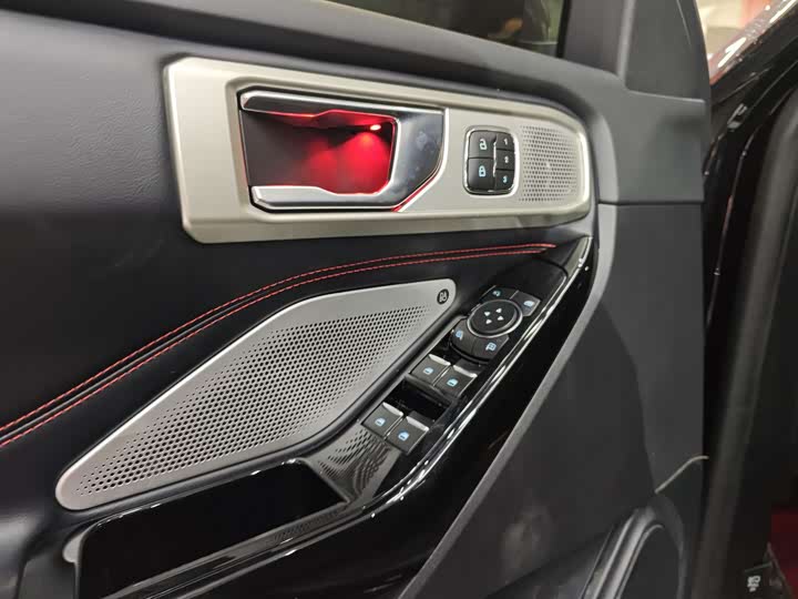 Фото 9 - Ford Explorer