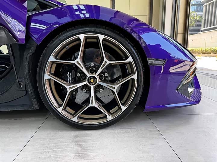 Фото 2 - Lamborghini Revuelto