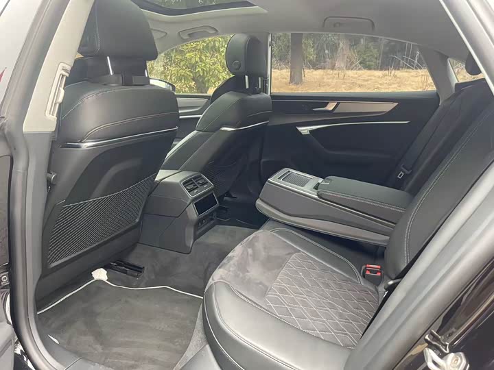 Фото 9 - Audi A7L