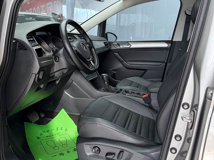 Фото 6 - Volkswagen Touran L