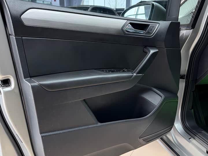 Фото 7 - Volkswagen Touran L