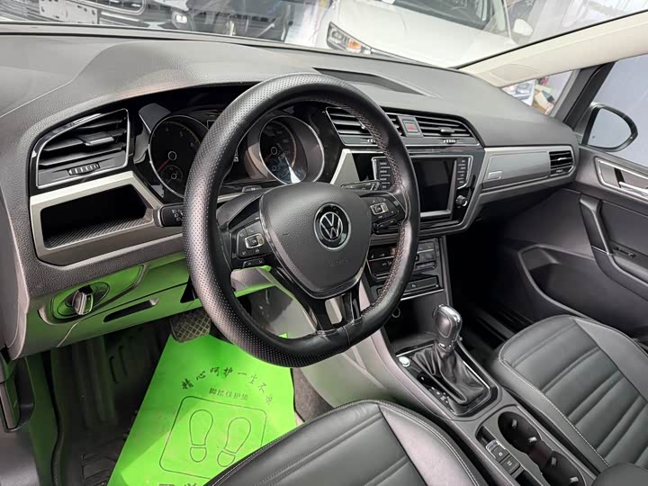 Фото 8 - Volkswagen Touran L