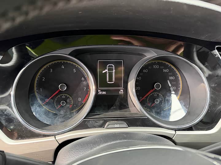 Фото 9 - Volkswagen Touran L